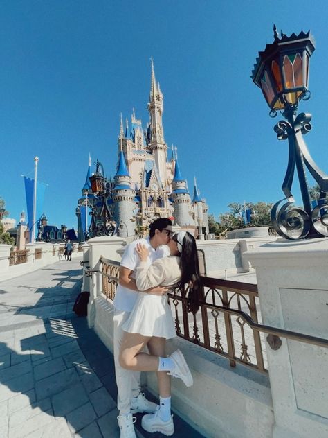 Disneyland Couples Outfits, Disneyland Engagement Pictures, Disneyland Couples Pictures, Disney Couple Outfits, Orlando Disney World, Disneyland Orlando, Couple Disney, Disney Poses, Street Couple