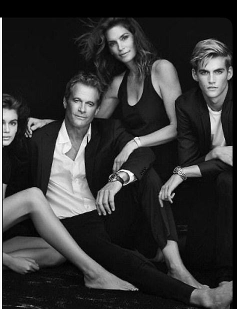 Cindy Crawford Family, Family Watercolor, Family Photo Studio, Family Portrait Poses, Family Picture Poses, Omega Watches, Photoshoot Studio, Campaign Fashion, Kaia Gerber