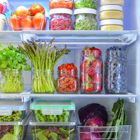 These 15 Beautifully Organized Kitchens Will Inspire You to Stock and Prep Healthy Food Healthy Fridge, 1000 Calorie, Veggie Pasta, Fridge Storage, Refrigerator Organization, Fridge Organization, Vegan Meal Prep, Glass Food Storage, Eat To Live