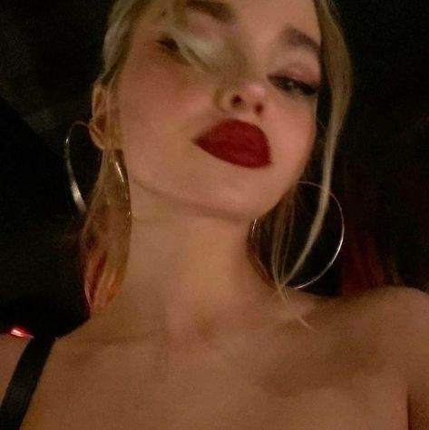 No Make Up Make Up Look, Oh My Goddess, Dark Feminine Aesthetic, Maybelline Super Stay, Dove Cameron, Feminine Aesthetic, Lipstick Makeup, Red Lipstick, Star Girl