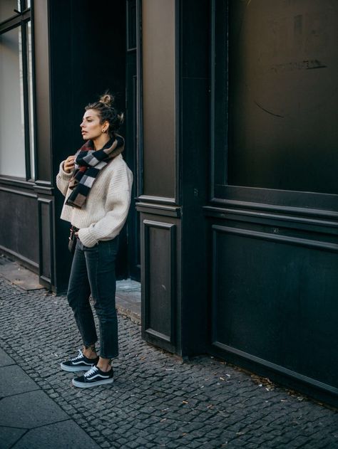 Vans Women Outfit, Black Vans Outfit, Germany Outfits, Vans Tennis Shoes, Scarf Burberry, Germany Fashion, Dresses With Vans, Trainers Outfit, Look Boho Chic