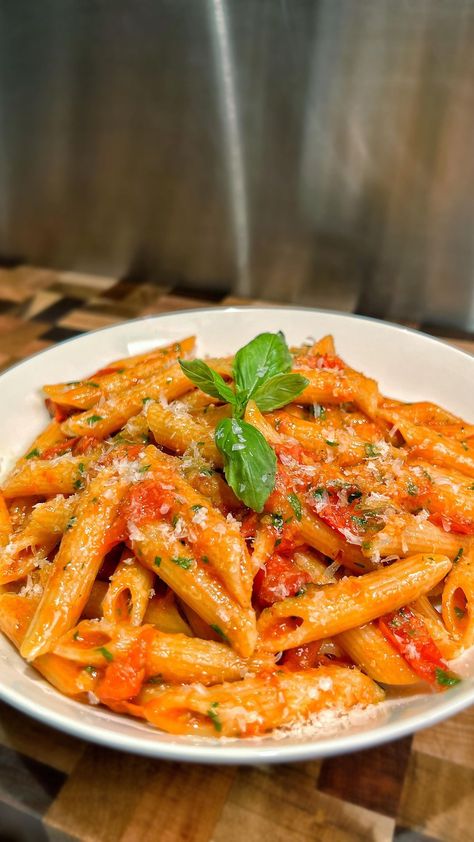 Tomato Based Pasta, Notorious Foodie, Arrabbiata Pasta, Pasta Lover, Pasta Fresca, Penne Pasta, Red Chilli, Photo Download, Home Chef