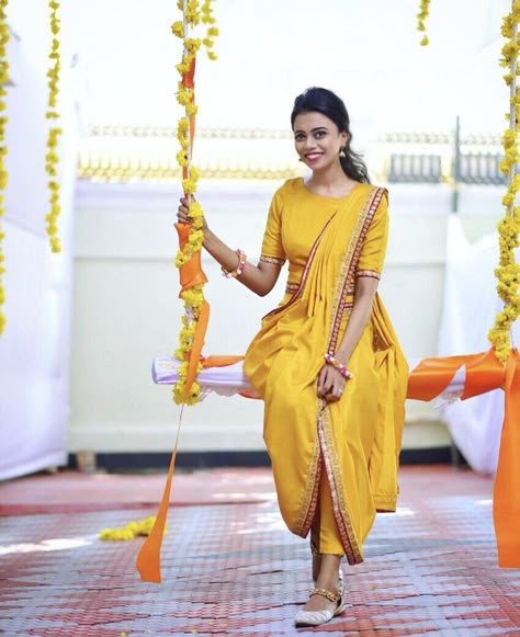 Classy Mehndi & Haldi outfit with a tinch of yellow !! #yellow #outfit #bride #mehndi #haldi #indian #decoration Dress For Haldi Function, Haldi Dress Ideas, भारतीय दुल्हन संबंधी, Mehandi Outfits, Haldi Ceremony Outfit, डिजाइनर कपड़े, Haldi Dress, Haldi Outfits, Haldi Outfit