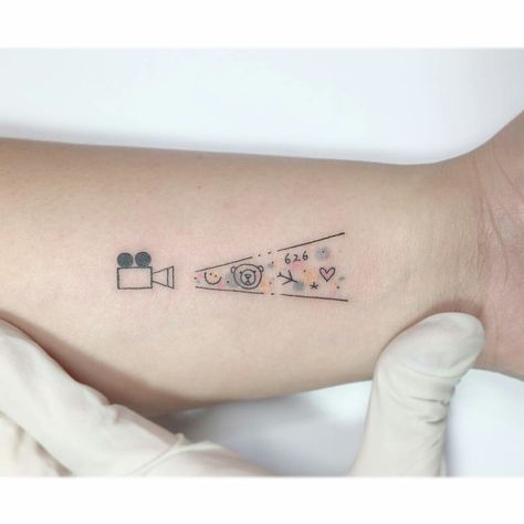 I love this idea 😍 Small Film Tattoo, Tattoos For Actors, Cinema Camera Tattoo, Cinema Tattoo Ideas Minimalist, Drama Tattoo Ideas, Film Inspired Tattoos, Movie Camera Tattoo, Hollywood Tattoo Ideas, Movie Lover Tattoo