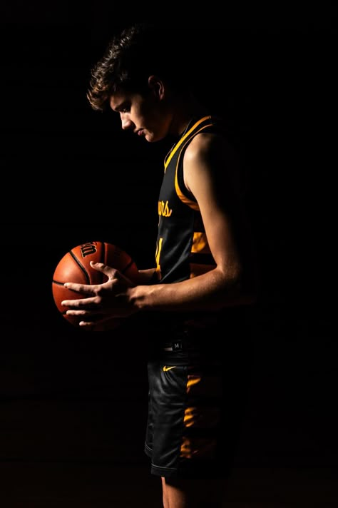 Studio Basketball Pictures, Boys Basketball Team Pictures, Dramatic Basketball Photography, Basketball Portrait Poses, Basketball Studio Photoshoot, Basketball Training Aesthetic, Basketball Pictures Poses For Boys, Basketball Headshots, Senior Picture Ideas For Guys Basketball