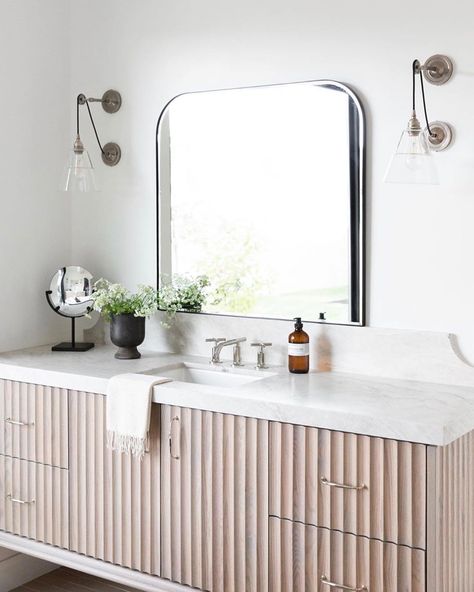 Jaime Foley | Minneapolis, MN on Instagram: “The fluted details of this custom vanity is giving me all the #Mondaymotivation.  Design: @amesinteriors  Photography: @kateosborne” Vanity Diy, Makeover Bathroom, Vanities Bathroom, Vanity Makeover, Organization Bathroom, Lighting Bathroom, Wood Bathroom Vanity, Vanity Ideas, Mirror Bathroom