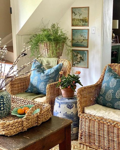 Nídia Perez’s Instagram profile post: “Morning... By pinterest.” Virginia Homes, Sun Shining, Cottage Interiors, Wicker Chairs, Morning Sun, Wicker Furniture, A Living Room, Cozy Room, Sitting Room