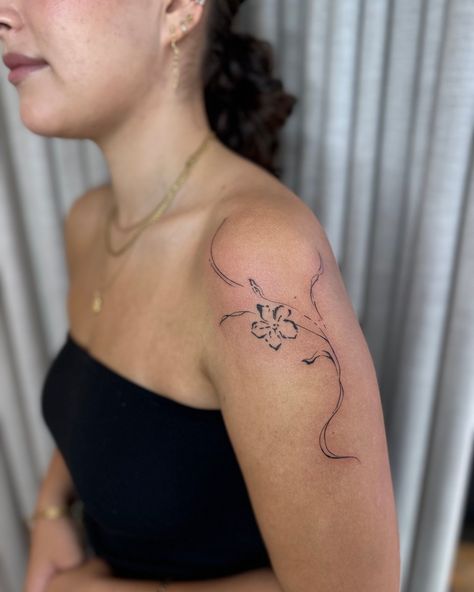 Freehand minimalist flowy flower design by Betty. Thank you for the trust 💞 Flower Cute Tattoo, Flower Swirl Tattoo, Freehand Flower Tattoo, Tulip Shoulder Tattoo, Hip Tattoos Flowers, Birds Of Paradise Flower Tattoo, Bicep Flower Tattoo Women, Abstract Lotus Tattoo, Flowy Flower Tattoo