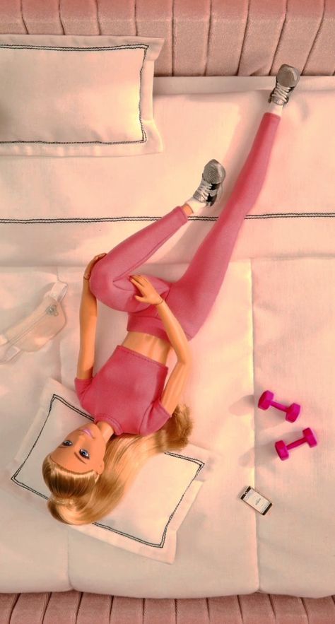 Workout Barbie, Sitting On Couch, Barbies Pics, Barbie Room, Play Barbie, Barbie Images, Diy Doll Miniatures, Barbie Style, Barbie Life