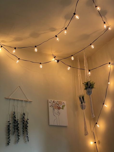 String Lights Bedroom Wall, Lights In Bedroom Ceiling, Room Decor Hostel, String Lights Living Room, Hostel Room Makeover, Rooms Aesthetic, Hostel Room, Small Kids Room, String Lights In The Bedroom