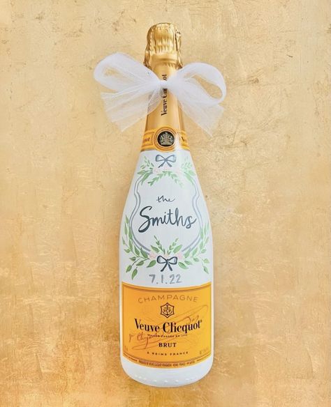 Wedding Painted Champagne Bottle, Painted Champagne Bottle Engagement, Glass Upcycling, Wedding Champagne Bottles, Ceramic Drawing, Painted Champagne Bottle, Bedazzled Liquor Bottles, Custom Champagne Bottle, Barbie Bachelorette