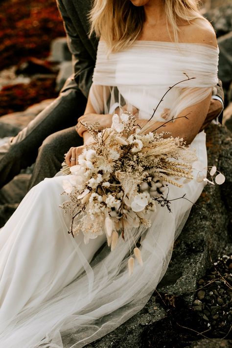 Get The Trend: 15 Dreamy Dried Flower Bouquets for Your Wedding Dried Bouquet Wedding, Bridal Flower Arrangements, Dried Flower Bouquet Wedding, Dried Flower Bouquets, Dried Flowers Wedding, Blossom Garden, Dried Bouquet, Diy Wedding Bouquet, Wedding Flower Inspiration