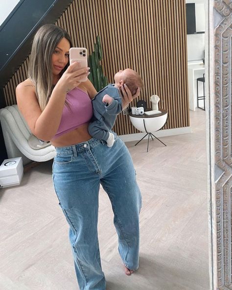 HOLLY Hagan has revealed her bum has “quadrupled in size” since giving birth to her son Alpha last month. Geordie Shore star Holly, 30, shared a cute snap with her newborn baby – who she shares with her footballer husband Jacob Blyth, also 30 – while complaining about her larger rear. Taking to Instagram with […] Holly Hagan, Sweet Snap, New Snap, Geordie Shore, Giving Birth, Last Month, Newborn Baby, Instagram