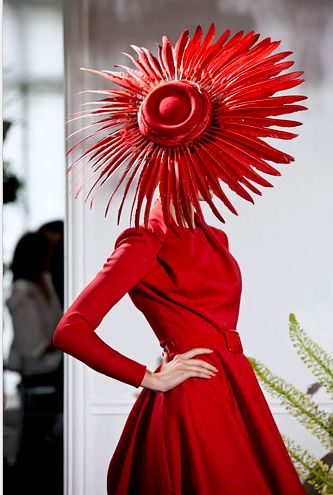 Wonderful red feather hat . . . suppose she is wearing Ruby Slippers with that outfit? Dior 1950s, Crazy Hats, Red Feather, Feather Hat, Fancy Hats, Love Hat, Fascinator Hats, Derby Hats, Beautiful Hats