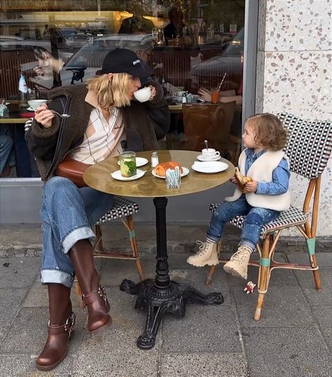 Cool Single Aunt Aesthetic, Cool Rich Aunt Aesthetic, Cool Auntie Aesthetic, French Mom Aesthetic, Niece And Aunt Aesthetic, Single Rich Aunt Aesthetic, Auntie And Niece Photoshoot, Single Rich Aunt, Fun Aunt Aesthetic