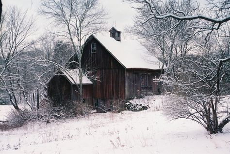 Winter Landscape Photography, Barn Pictures, Country Barns, Winter Landscape Painting, Barn Painting, Watercolor Architecture, Winter Scenery, Old Barns, Snow Scenes