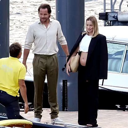 Margot Robbie Tom Ackerley, Tom Ackerley, Pregnant Mommy, Alabama Barker, Anok Yai, Kim Petras, Leni Klum, Pregnant Fashion, Pregnant Outfits