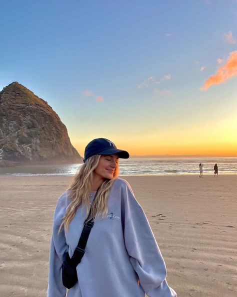 West Coast Beach Outfit, Outfits For Portland Oregon, Cannon Beach Oregon Aesthetic, Oregon Picture Ideas, Oregon Coast Pictures, Oregon Beach Photoshoot, Vancouver Photo Ideas, Pnw Beach Outfit, Cannon Beach Oregon Outfits