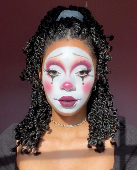 Clown Stage Makeup, Pretty Halloween Face Makeup, Clown Makeup Brown Skin, Beauty Clown Makeup, Old Fashioned Clown Makeup, Clown Makeup Pierrot, Clown Face Ideas, Sweet Clown Makeup, Jester Makeup Halloween