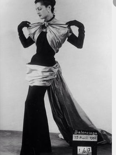 Balenciaga I like the wraparound effect of the light material on this garment Vintage Balenciaga, 1950 Style, Fashion 1950, 1950 Fashion, Cristóbal Balenciaga, Elegant Clothes, Fifties Fashion, Fashion 1950s, Vintage Fashion Photography