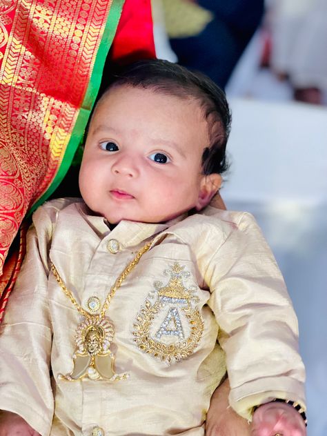 New born in his royal outfit Namakarnam Decoration, Baby Boy Gold Jewellery Indian, Baby Boy Jewelry Gold Indian, Puligoru Designs For Men, Traditional Dress For Boy, Baby Boy Jewelry, Royal Outfit, Cradle Ceremony, Kids Dress Boys