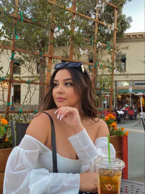 #selfieidea #selfiepose #restaurantpic #urthcaffe #minimalist Cafe Poses For Women, Poses At A Cafe, Sitting Poses In Restaurant, Sitting Restaurant Pose, Poses In Cafe Instagram, Sitting Insta Poses, Restaurant Poses Instagram Night, Cafe Pictures Aesthetic, Restaurant Poses Instagram