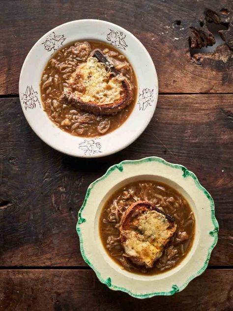 Cheesy onion soup | Jamie Oliver recipes Vegetarian French Onion Soup, Classic French Onion Soup, Fakeaway Recipes, Jamie Oliver Recipes, Chicken Pasta Recipes, Healthy Family Meals, Quick Healthy Meals, Air Fryer Recipes Healthy, French Onion Soup