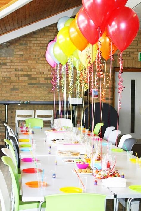 Fest Temaer, Birthday Table Decorations, Rainbow Parties, Rainbow Birthday Party, Rainbow Balloons, Birthday Party Balloon, Birthday Table, Balloon Decorations Party, Rainbow Birthday