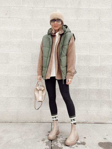 Puffer Vest Outfit Winter, Oversized Vest Outfit, Fall Puffer Vest, Outfits With Vest, Winter Vest Outfits, Patagonia Vest Outfit, Puffy Vest Outfit, Outfit With Vest, Fall Vest Outfits