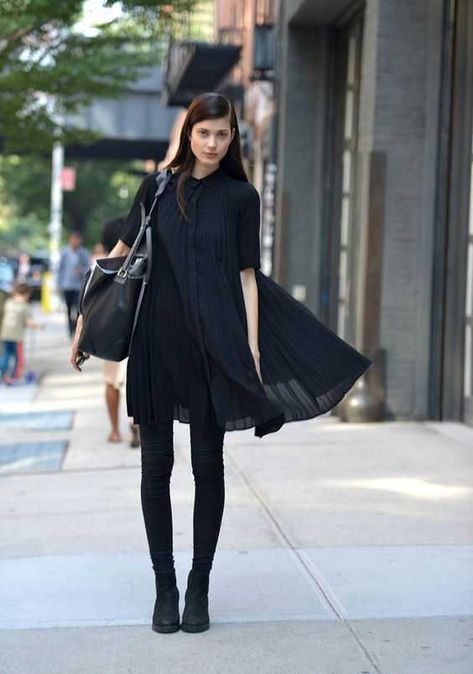 Business casual goth looks - Imgur All Black Clothing, Casual Goth, Vans Outfit, Walking Down The Street, Woman In Black, Wearing All Black, Iconic Dresses, Black Clothing, Looks Street Style