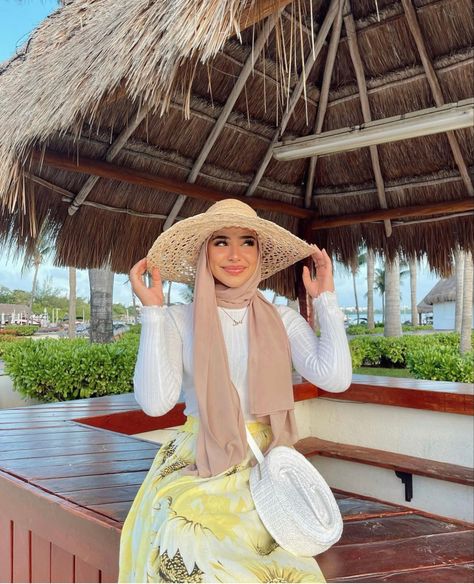 Beach Hijab Outfit Ideas, Beach Hats Outfit, Hijabi Beach, Hijabi Beach Outfit, Batul Bazzi, Beach Outfit Hijab, Modest Beach Outfit, Hijab Outfit Summer, Beach Hijab