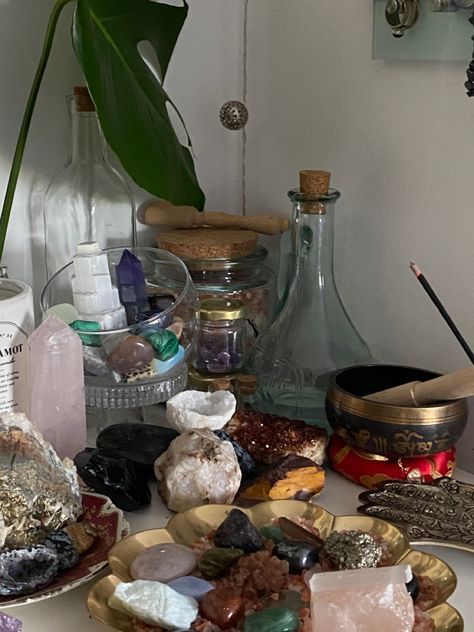 Messy Astethic, Crystal Corner, Goblincore Room, Crystal Girl, Candle Girl, Crystal Room, Crystal Vibes, Spiritual Crystals, Magic Aesthetic