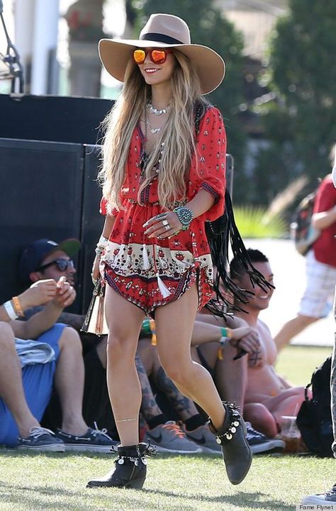 Vanessa Hudgens Festival outfit inspiration. Summer boho look. Vanessa is wearing a red dress with a hat and black leather short boots. Estilo Vanessa Hudgens, Looks Hippie, Look Hippie Chic, Rock Am Ring, Vanessa Hudgens Style, Coachella Looks, Celebrity Style Guide, Look Boho Chic, Look Festival