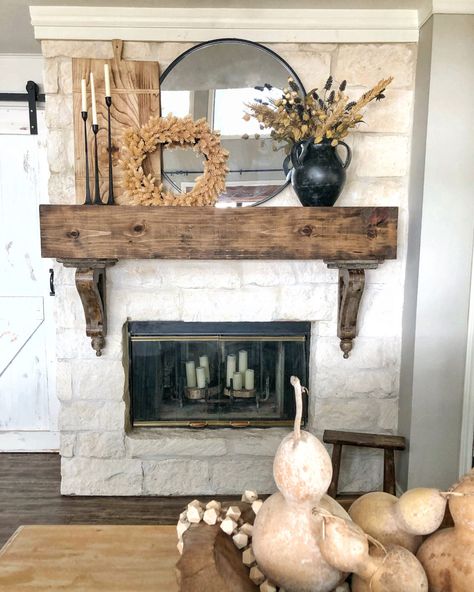 8 Stunning <strong>Fireplace Mantel Decor Ideas for Every Season</strong> Rustic Mantle Decor, Design Camino, Rustic Mantle, Farmhouse Mantle Decor, Farmhouse Fireplace Decor, Farmhouse Mantle, Fall Fireplace, Rustic Mantel, Fireplace Mantle Decor