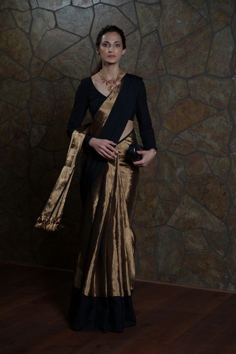 Black And Golden Saree Look, Black Gold Lehenga, Black Saree With Golden Border, Bell Sleeve Blouse Design, Saree Outfits, Draping Saree, Black Saree Blouse, Shilpa Reddy, Saree Pic