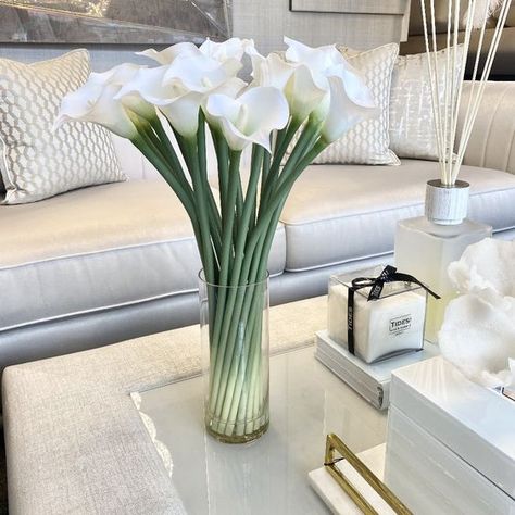 Glass Vases Decor Ideas, White Calla Lilies, Flower Vase Design, Glass Vase Decor, Modern Flowers, Hydrangea Arrangements, Glass Cylinder Vases, Flower Vase Arrangements, Wedding Floral Centerpieces