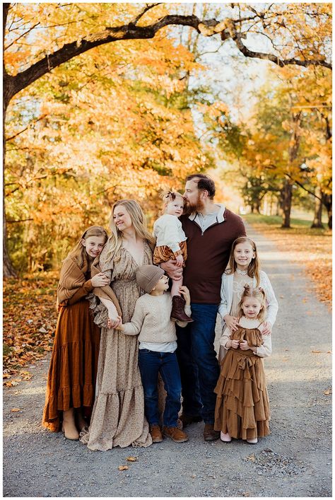 Are you planning your family photo outfits and looking for all the best ideas and inspiration?! This sweet family chose the most perfect outfits and looks BEAUTIFUL! They decided on a neutral color palette for their family photos, small patterns, and textures! Click to see more from this beautiful outdoor family photo session! | Norma Fayak Photography Color Palette For Family Photos, Neutral Fall Family Photo Outfits, Family Photo Color Palette, Tulip Photos, Picture Color Schemes, Large Family Pictures, Extended Family Pictures, Family Photo Colors, Coordinated Outfits