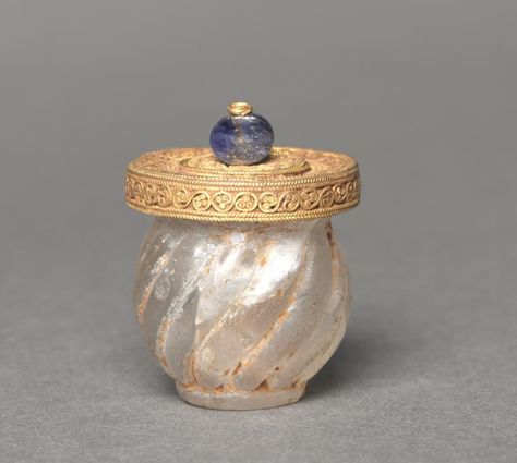 Cosmetic Jar (lid), 500s Byzantium, early Byzantine period, 6th century Cleveland Art, Byzantine Gold, Byzantine Jewelry, Byzantine Empire, Art Ancien, Cleveland Museum Of Art, Byzantine Art, Medieval Period, Rollerball Perfume