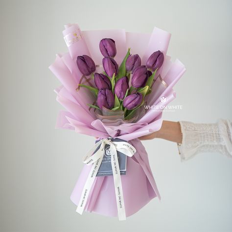 Embrace the beauty of simplicity with purple tulips. 💜 Bucket Tulip, Purple Tulips Bouquet, Tulip Bouquet Purple, Artificial Flower Bouquets, Wallpaper Edge, Tulips Bouquet, Ribbon Flowers Diy, Beauty Of Simplicity, Tulip Bouquet