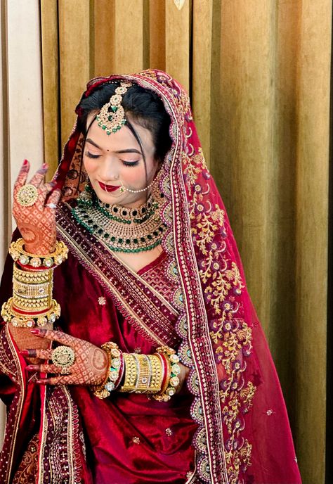 Sidhu Photo, Singal Dulhan Pose, Dulhan Portrait, Soft Natural Bridal Makeup, New Dulhan Pose, Wedding Dulhan Pose, Wedding Outfits Indian, Engagement Looks, Natural Bridal Makeup