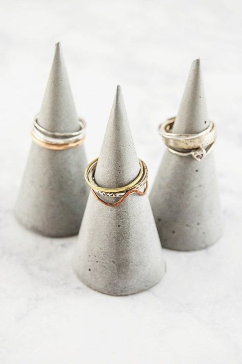 Make concrete DIY ring cones, or mini cones to paint as a decoration! Concrete Ring Holder, Ring Stand Diy, Cincin Diy, Concrete Ring, Concrete Jewelry, Cement Diy, Concrete Diy Projects, Diy Ring, Ring Holders