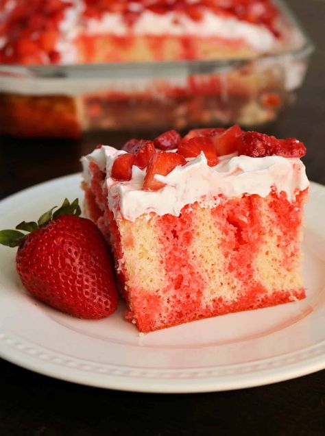 Hello Poke Cake, Strawberry Jello Poke Cake, Banana Poke Cake, Jello Poke Cake, Strawberry Poke Cake, Poke Cake Jello, Banana Recipes Easy, Strawberry Poke Cakes, Strawberry Cake Easy