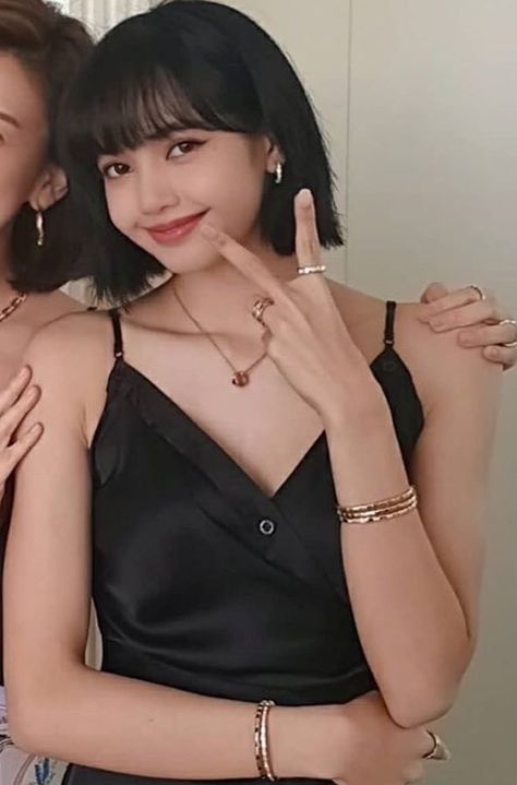 Lisa Black, Shot Hair Styles, Short Black Hairstyles, Blackpink Fashion, Korean Girl, Hair Inspo, Dyed Hair, بلاك بينك