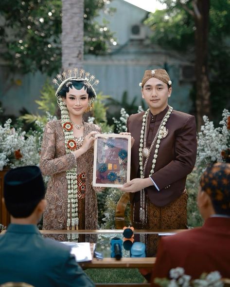 Akad nikah yang syahdu dengan adat Jawa di tengah nuansa dekorasi garden yang asri. Perpaduan tradisi dan alam menciptakan momen yang begitu istimewa. Cinta dan keindahan bersatu dalam kesakralan janji suci mereka! 🌷🕊️ Photo & Video by @faralljibrill_official MUA & Attire by @mimimakeupart Decoration by @ami_dekorasi WO by @samaradana_organizer Entertaint by @dejavakeroncong Venue by @houseofdanarhadi Catering by @happytuticatering Seserahan by @theseserahan #weddingday #weedingphotography... Adat Jawa, Wedding Concept, Foto Wedding, Wedding Inspirasi, Board Wedding, Wedding Mood Board, Wedding Gown, Mood Boards, Wedding Planner