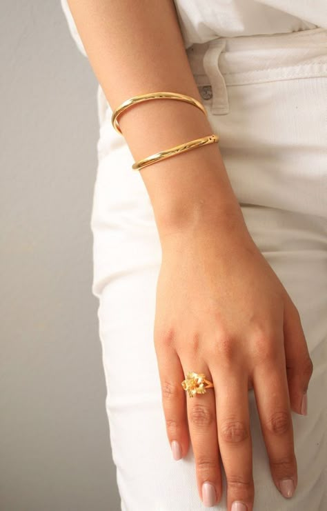 Plain Gold Bangles, Gold Kada, Gold Bangles For Women, Diamond Bracelet Design, Modern Gold Jewelry, Gold Jewelry Simple Necklace, Gold Jewelry Stores, Gold Pendant Jewelry, Jewelry Bracelets Gold