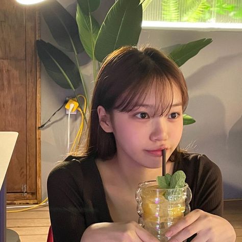 Chaewon Ig Update, Chaewon Instagram, Girlfriend Material, Iz One, K Idols, Instagram Update, Korean Girl, Kpop Idol, South Korean Girls