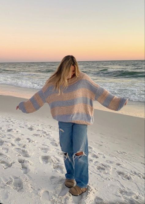 Costal Grandaughter Aesthetic Outfits, Cute Cold Beach Outfits, Sweater At The Beach, Cold Beach Outfit Winter, Windy Beach Outfit, Coastal Grandma Style Outfits, Jeans And A Sweater Outfit, Cold Coastal Outfit, Sweaters And Jeans Outfit