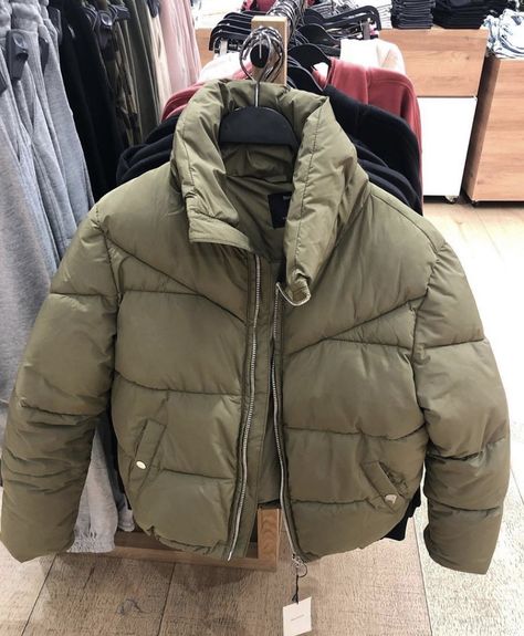 Campera Puffer, Puffer Jacket Outfit, Loose Jacket, Looks Street Style, Fashion Design Clothes, Fashion Lookbook, Cute Love Songs, Jacket Outfits, Aesthetic Clothes