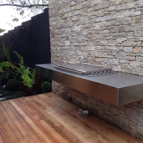 Cantilevered stainless steel bbq Barbacoa Jardin, Bbq Bar, Outdoor Bbq Area, Outdoor Barbeque, Bbq Island, Barbecue Area, Built In Bbq, Built In Grill, Bbq Area