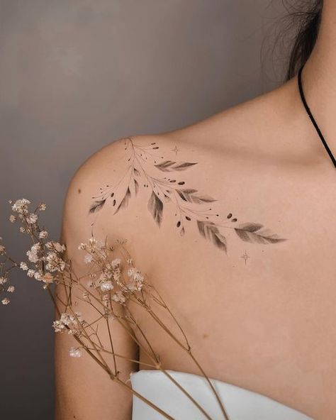 Clavicle Tattoos, Tattoo Clavicle, Tattoos Artistic, Attractive Tattoos, Tattoo Artistic, Tattoos Inspos, Feminine Shoulder Tattoos, Artistic Tattoos, Woman Tattoos